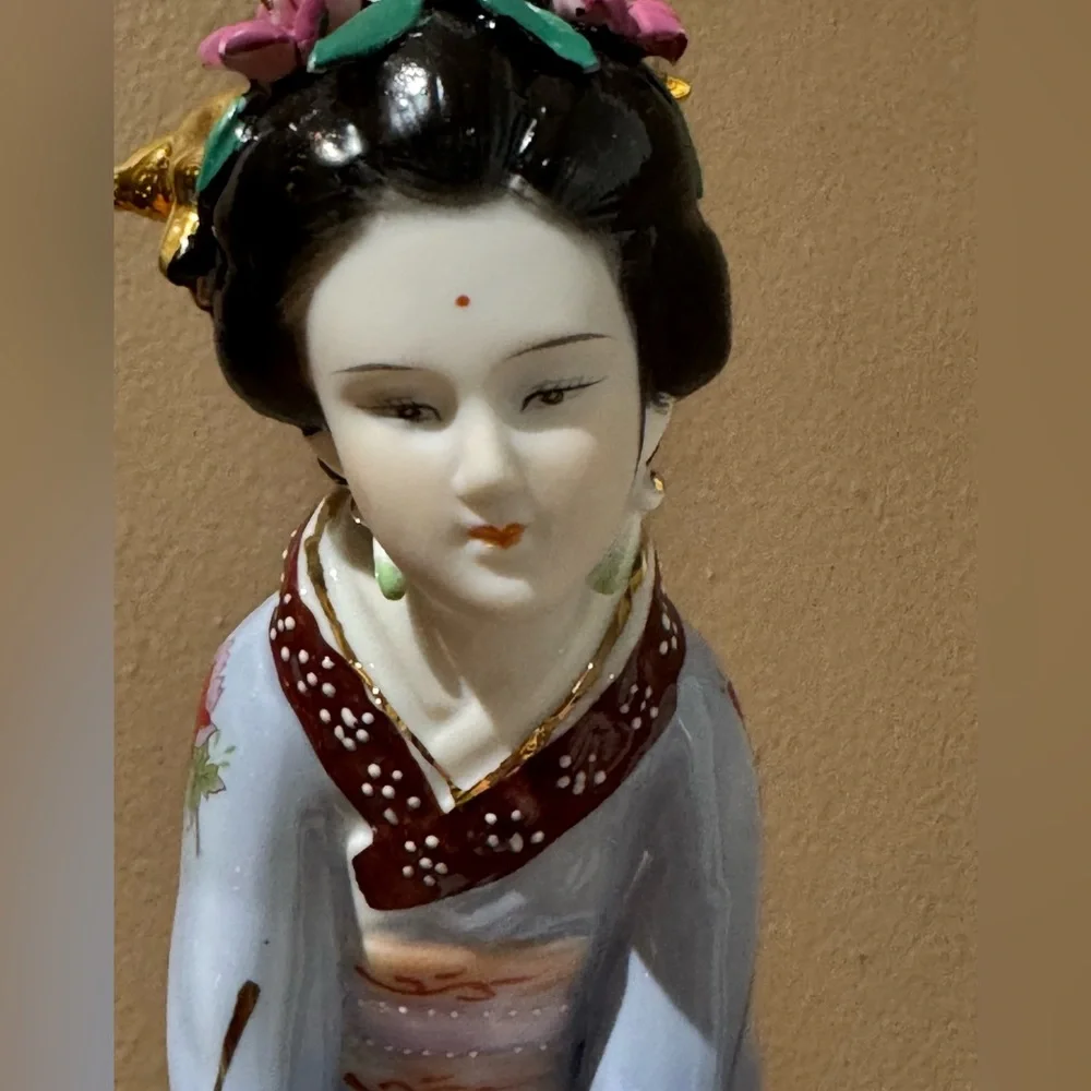 Japanese Geisha Girl Figurine Hand Painted Porcelain Collectible 🏯
